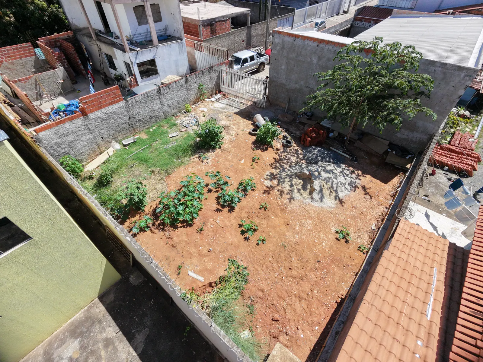 Vista aérea do terreno murado, antes da obra