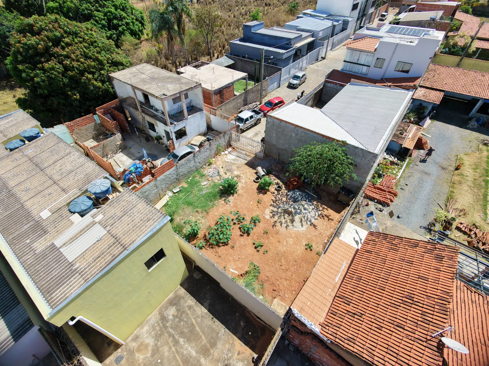 Vista aérea do terreno e da rua de acesso