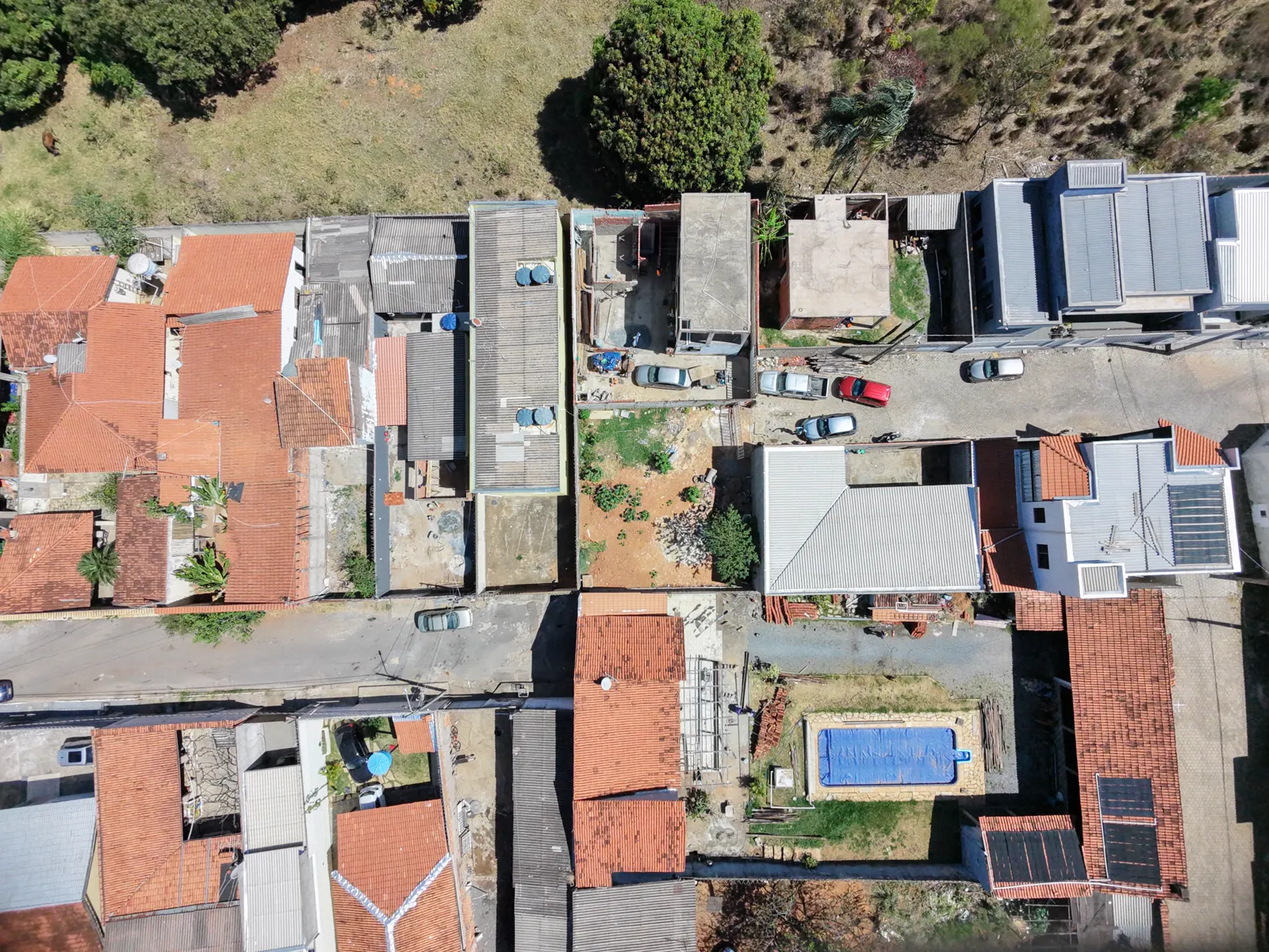 Vista aérea vertical da quadra, com o terreno ao centro